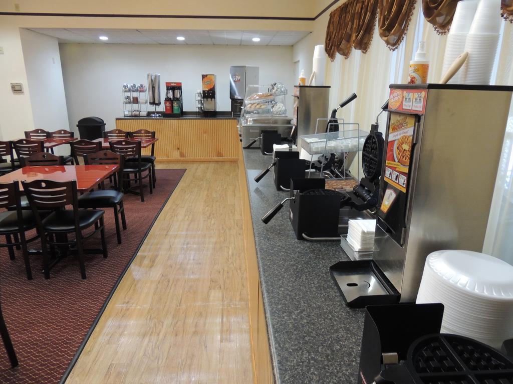 Budget Host Inn & Suites Fertility Екстер'єр фото
