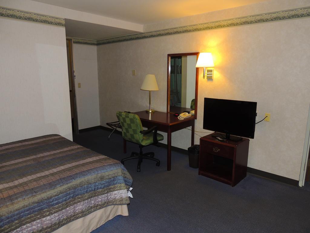 Budget Host Inn & Suites Fertility Номер фото