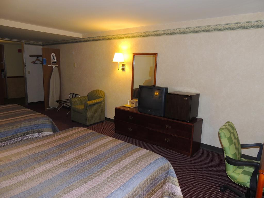 Budget Host Inn & Suites Fertility Номер фото