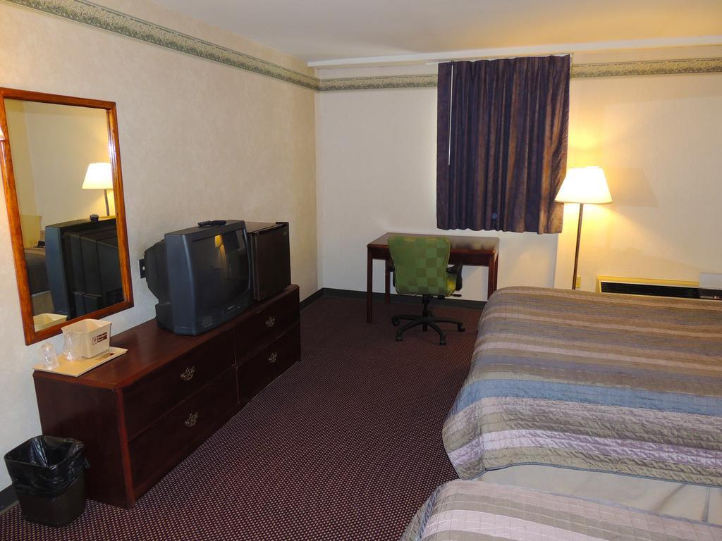 Budget Host Inn & Suites Fertility Номер фото