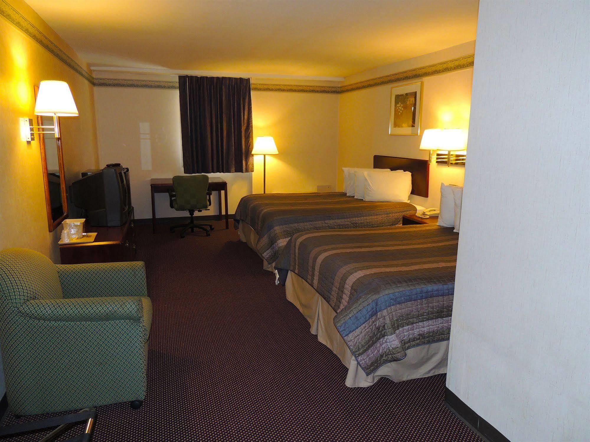 Budget Host Inn & Suites Fertility Екстер'єр фото