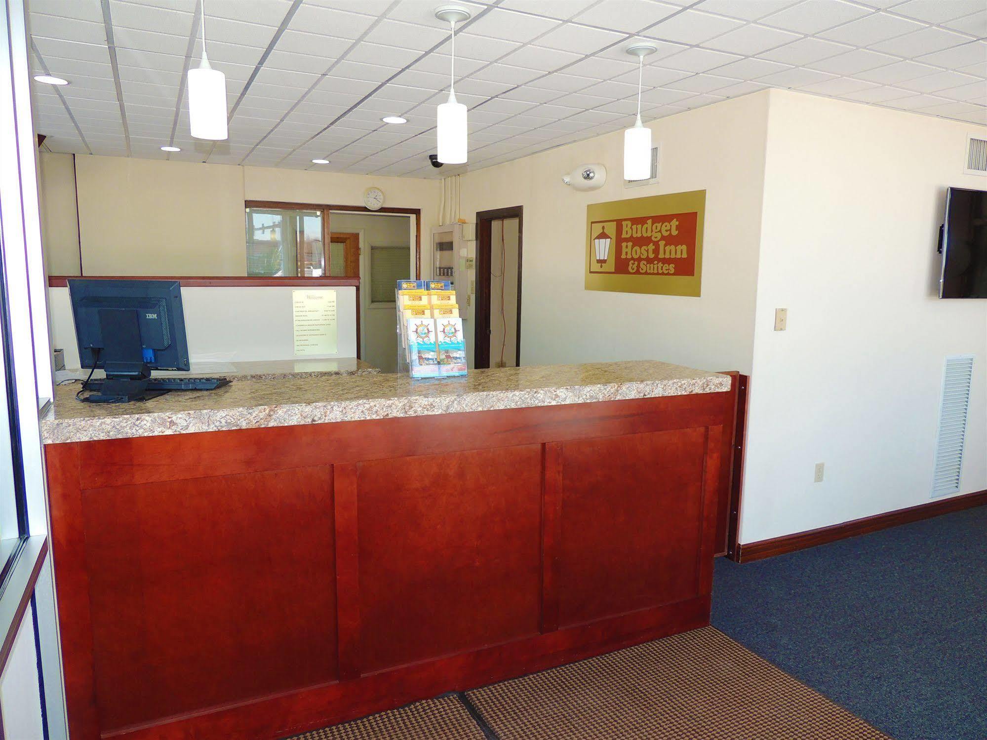 Budget Host Inn & Suites Fertility Екстер'єр фото
