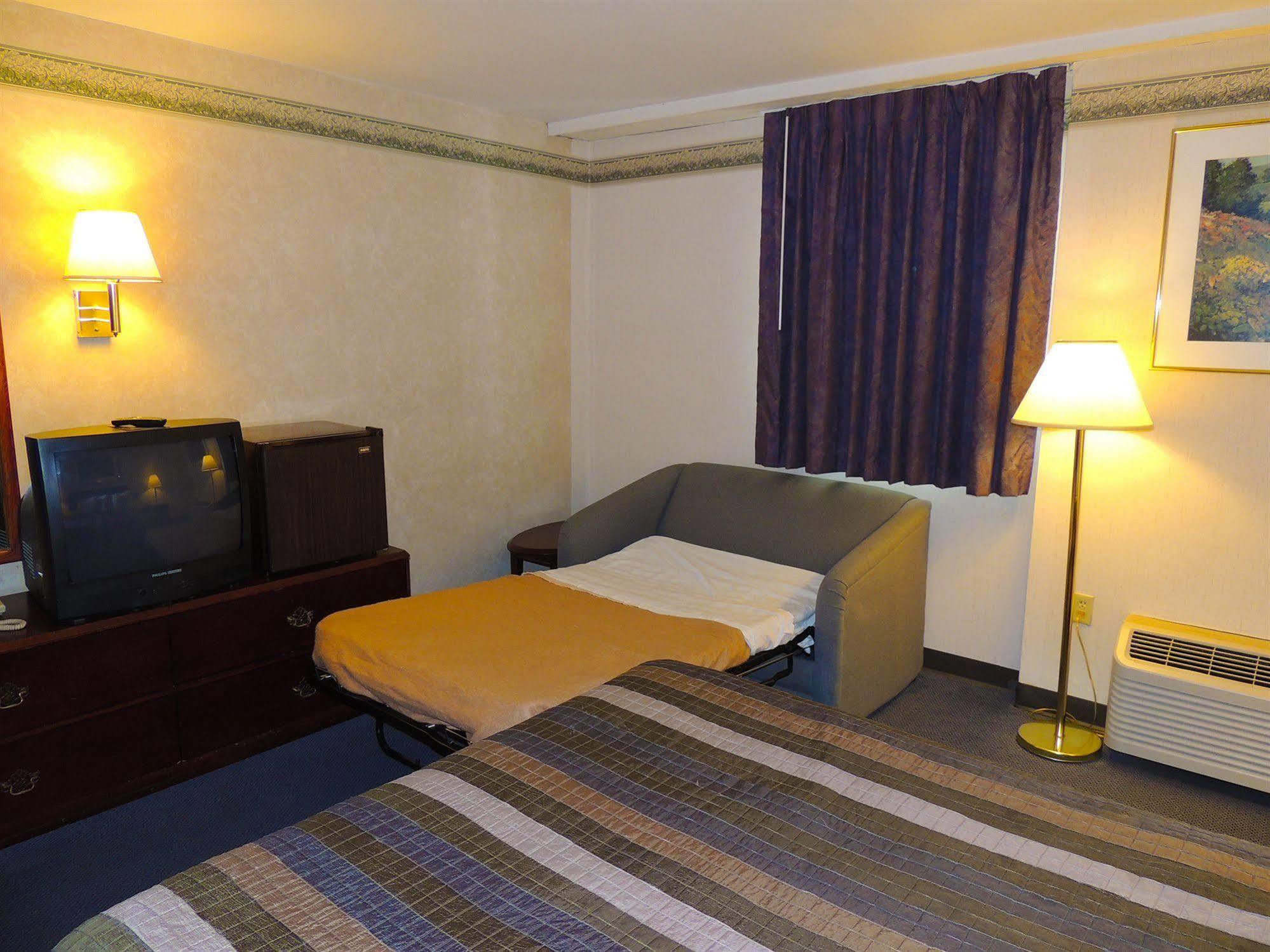 Budget Host Inn & Suites Fertility Екстер'єр фото